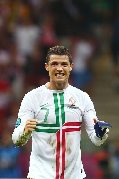 Ronaldo ăn mừng chiến thắng tối thiểu trước CH Czech.